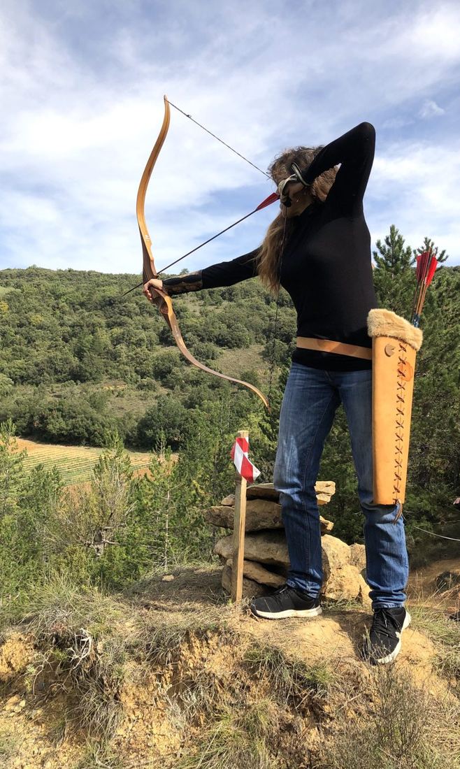 Tir à l'arc traditionnel sur une crête du Domaine, face aux collines