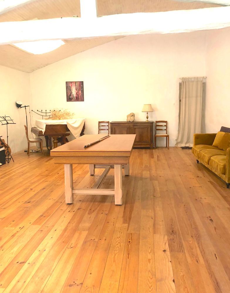 La salle de jeux : billard, piano et grand parquet