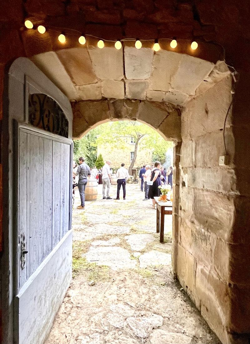Depuis le caveau, vue sur la cour pendant le vin d'honneur