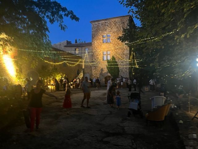 La cour et la tour au crépuscule, guirlandes allumées