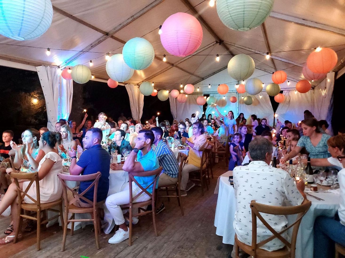Dîner de mariage sous le chapiteau illuminé