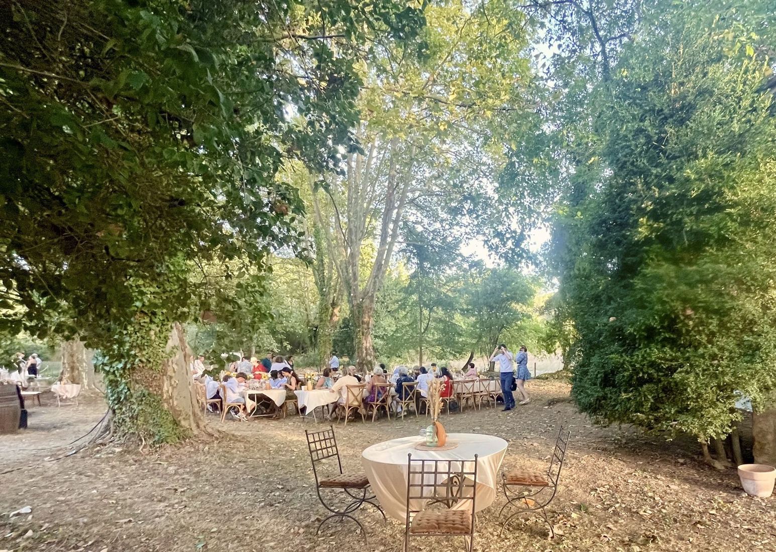 À l'heure du dîner, les tablées sous les grands arbres du parc