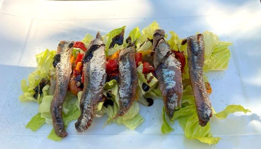 Anchois marinés sur salade croquante et poivrons grillés