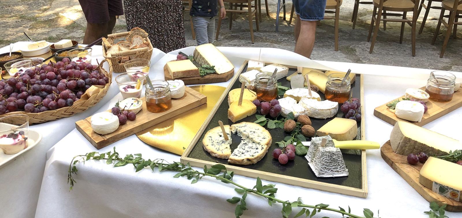 Buffet de fromages, raisins et miels dans la cour
